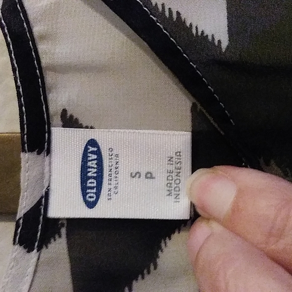 OLD NAVY SLEEVELESS TOP SIZE SP BEAUTIFUL PRINT. - Picture 2 of 9